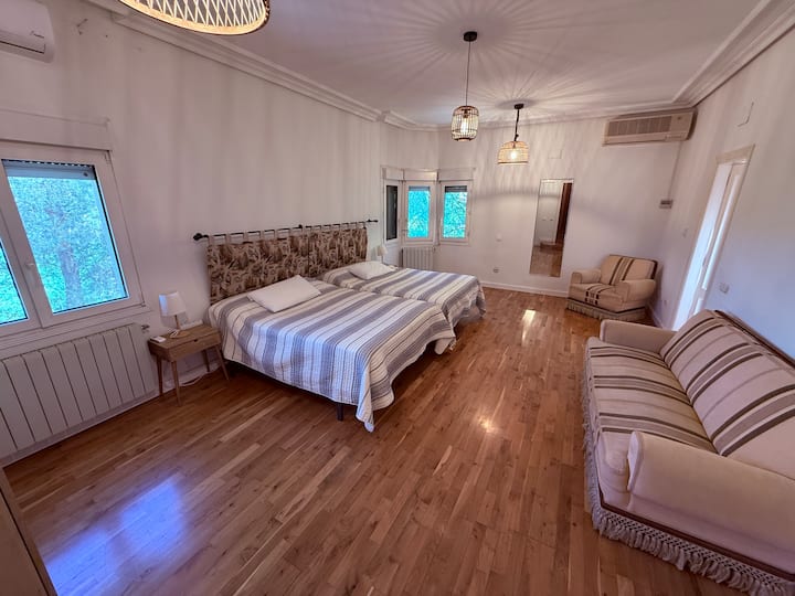 खाली दोन डबल बेड्ससह मास्टर सुईट आणि कूलिंग आणि हीटिंगसाठी 2 एअर कंडिशनर्स, रेडिएटरसह