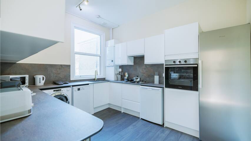 4 Beds | Stylish City Pad | Business / Leisure gallery image 3