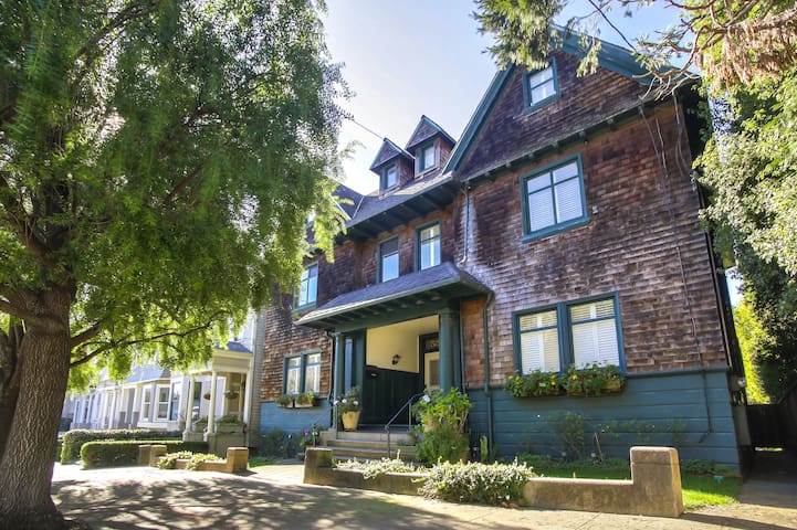 City out front Presidio out back (15 yrs hosting)