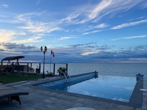 Hamilton waterfront 
with pool & hot tub
#26000070