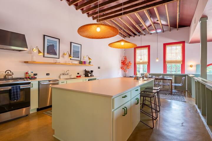 Perfect For Groups * Pool Table * 1 mile to FQ gallery image 3