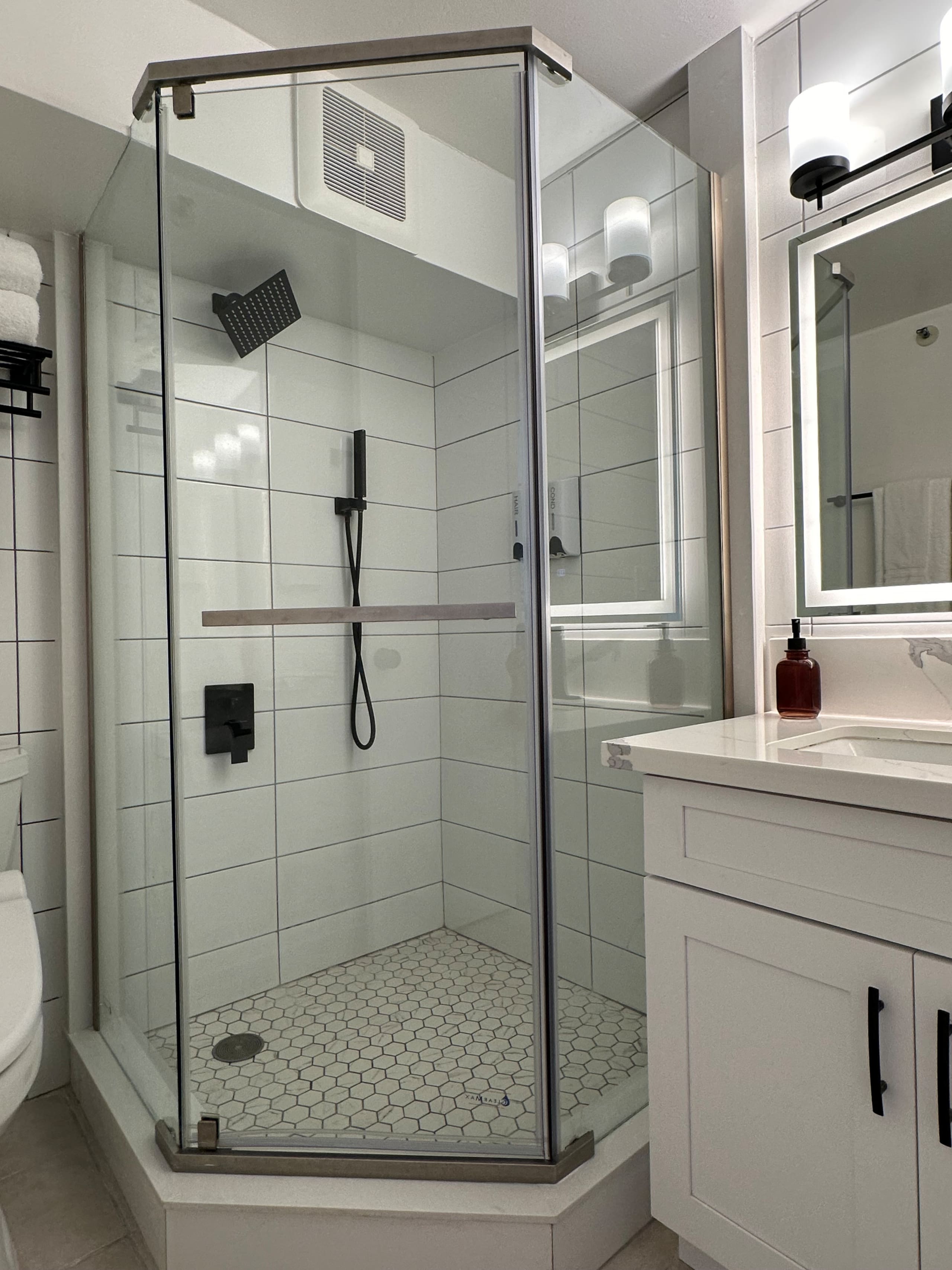 35FL-Newly Renovated Hidden Gem 1BR / Waikiki - Image 9