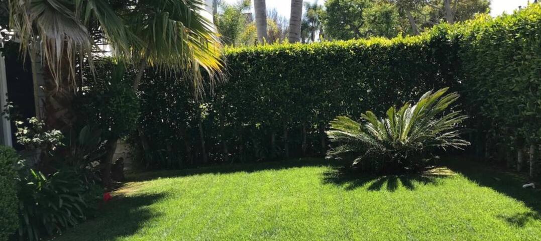 Mansion~Beverly Hills ~5 Bedrooms-6 beds-3 baths gallery image 2