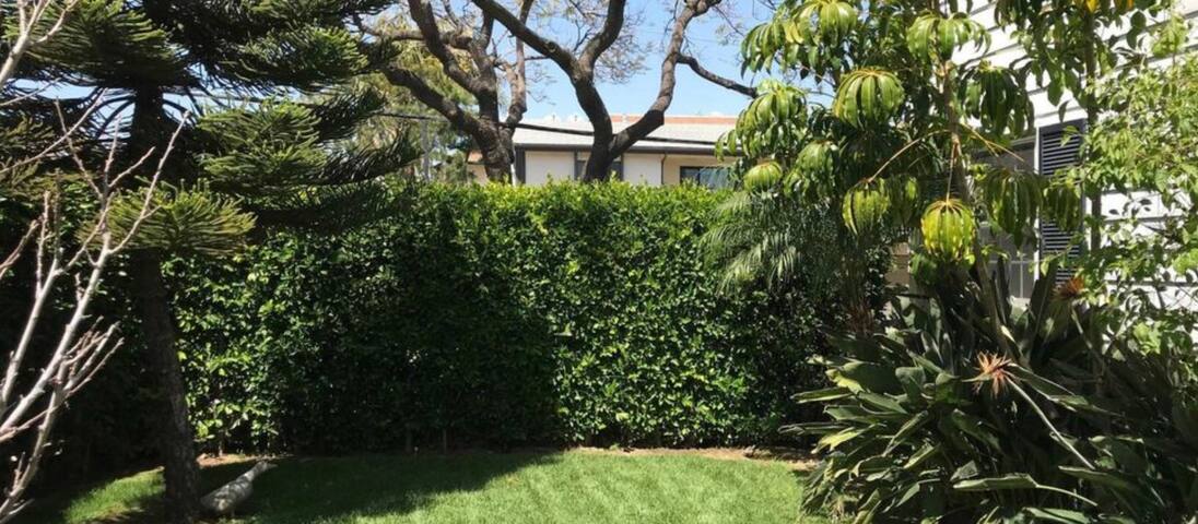 Mansion~Beverly Hills ~5 Bedrooms-6 beds-3 baths gallery image 4