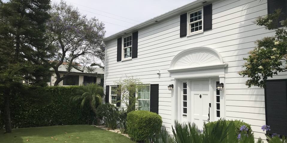 Mansion~Beverly Hills ~5 Bedrooms-6 beds-3 baths gallery image 5