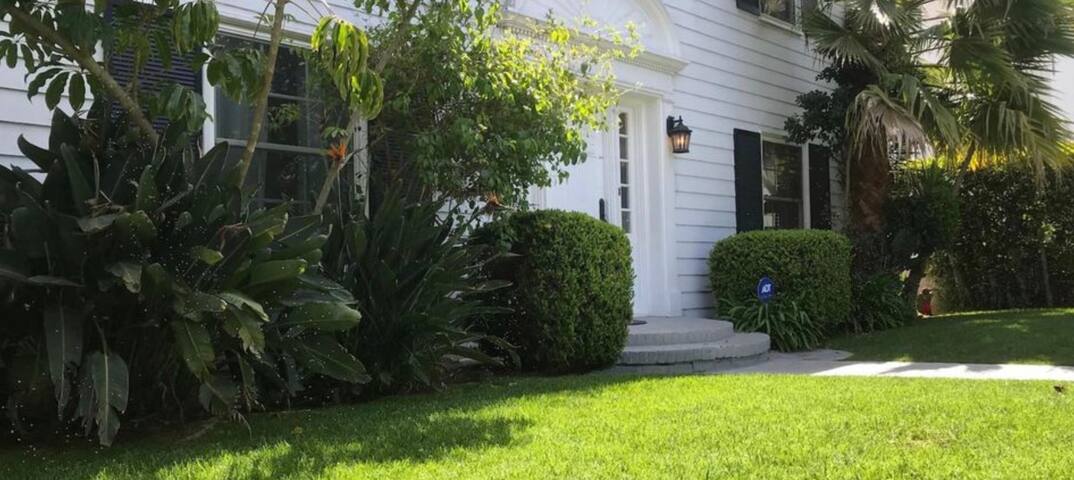 Mansion~Beverly Hills ~5 Bedrooms-6 beds-3 baths gallery image 3