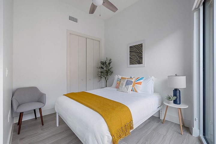Después de ver tu programa favorito, esta cama tamaño queen está perfectamente ubicada para que te pongas al día con zzz... Estilo loft de Nueva York... Lo que significa que no hay una puerta, solo una pared que separa la sala de estar y el dormitorio. Escondido para permitir la privacidad