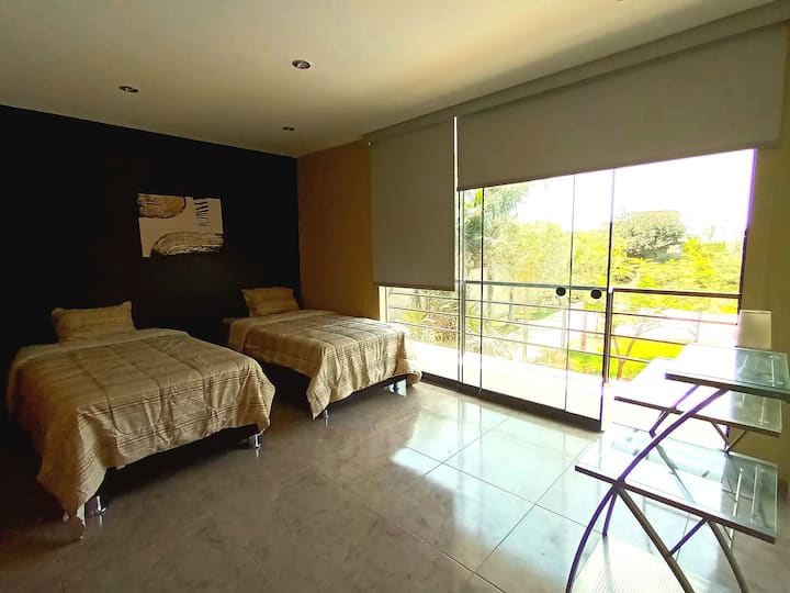 سريران مفردان مع إطلالة على حمام السباحة مع تلفزيون وشرفة 