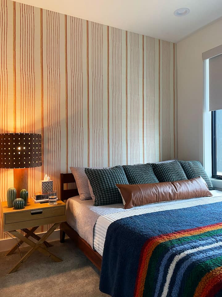 Se proporciona un televisor, una máquina de sonido Dohm, persianas opacas y una cama tamaño king Casper California para el entretenimiento y el placer de dormir.