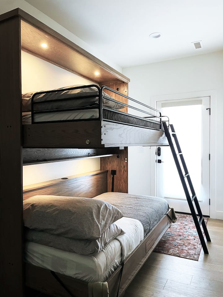 Experimenta un sistema de literas en el que estarás deseando dormir durante tu estadía. Los colchones Serta probados para niños y padres garantizan una noche de sueño cómodo. Cada sección de literas tiene luces táctiles instaladas, lo que hace que sea fácil levantarse por la noche.