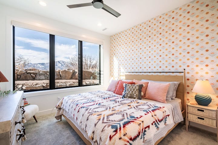 ¡Entra en una habitación encantadora que te invita a levantarte y brillar! Este encantador espacio te envuelve en comodidad y alegría, lo que hace que todas las mañanas te sientas como un nuevo comienzo.