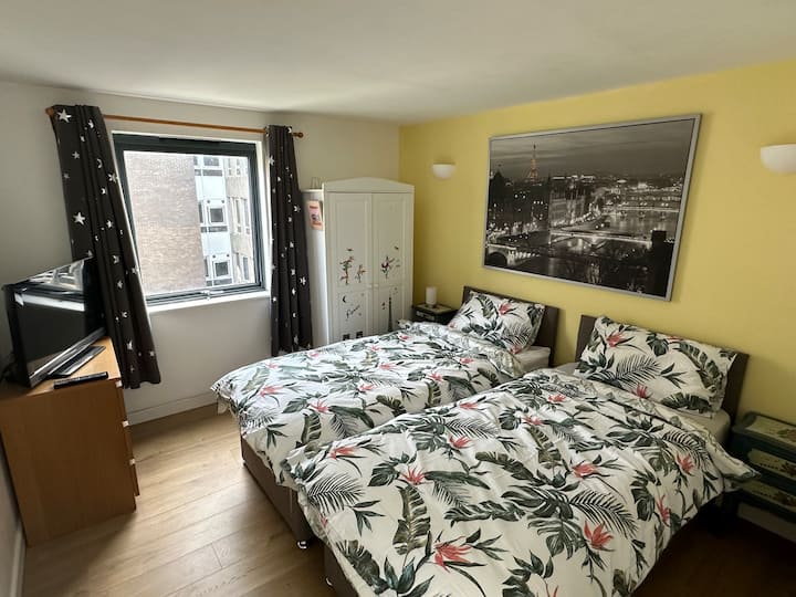 Тази стая включва суперголямо двойно легло с цип и връзка, които могат да бъдат настроени или като суперголямо двойно легло, или като две единични легла. Моля, посочете как искате да го използвате. По подразбиране тя ще бъде настроена като 2 единични легла.