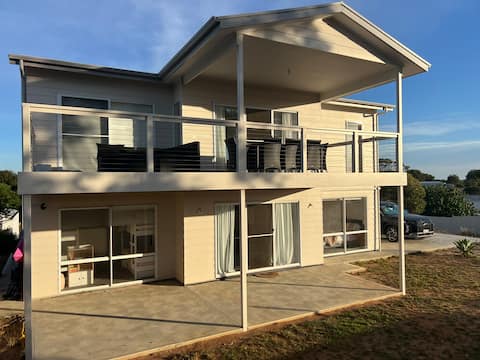 4 bed home in Clayton Bay|Wifi|Kayaks|Pets