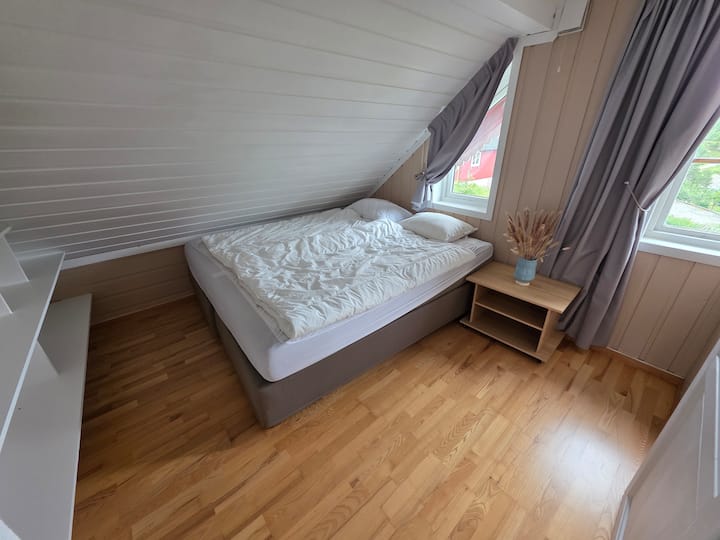 Chumba cha kulala kwenye ghorofa ya pili. Kitanda cha sentimita 180