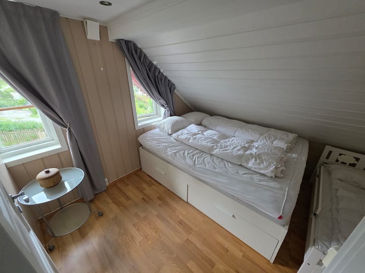 Chumba cha kulala kwenye ghorofa ya pili. Kitanda cha sentimita 180 + kitanda cha mtoto