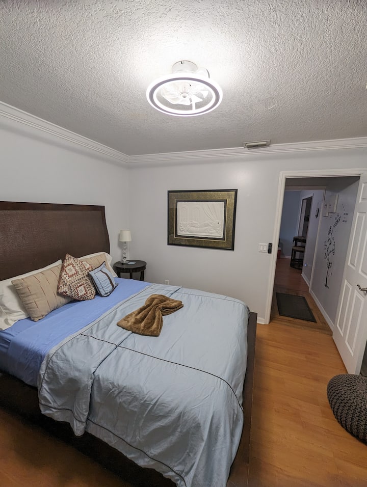  ️ Уютна спалня с двойно легло queen size, телевизор и бюро или маса - идеална за почивка, работа или четене