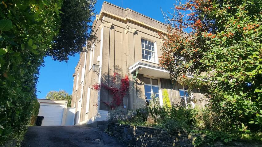Gorgeous 4 bedroom family home gallery image 5