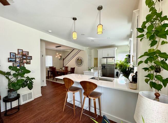 Spacious 5 bed / 4 bath in Gorgeous Park Hill gallery image 3