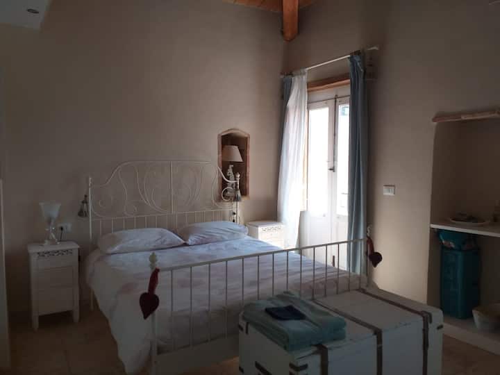 Dhomë gjumi me tavan të lartë të ajrosur, ajër të kondicionuar të nxehtë dhe të ftohtë. Hapësirë për krevat fëmijësh ose krevat udhëtimi. 