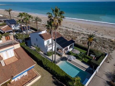 An Exquisite Oceanfront Villa