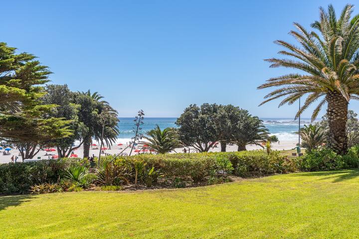 Cozy 2BR Beachfront Apt with Jacuzzi &AC Camps bay