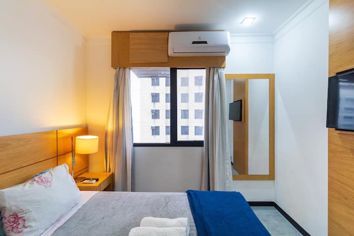 ห้องนอนพร้อมห้องน้ำส่วนตัว เตียงคู่
เครื่องปรับอากาศ สมาร์ททีวี ม่านบังแสง ผ้าปูที่นอน ที่เก็บเสื้อผ้า ไม้แขวนเสื้อ และเตารีด