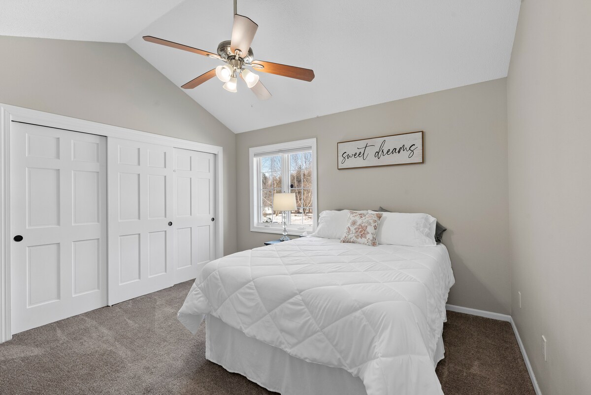 Upper Queen Room with TV