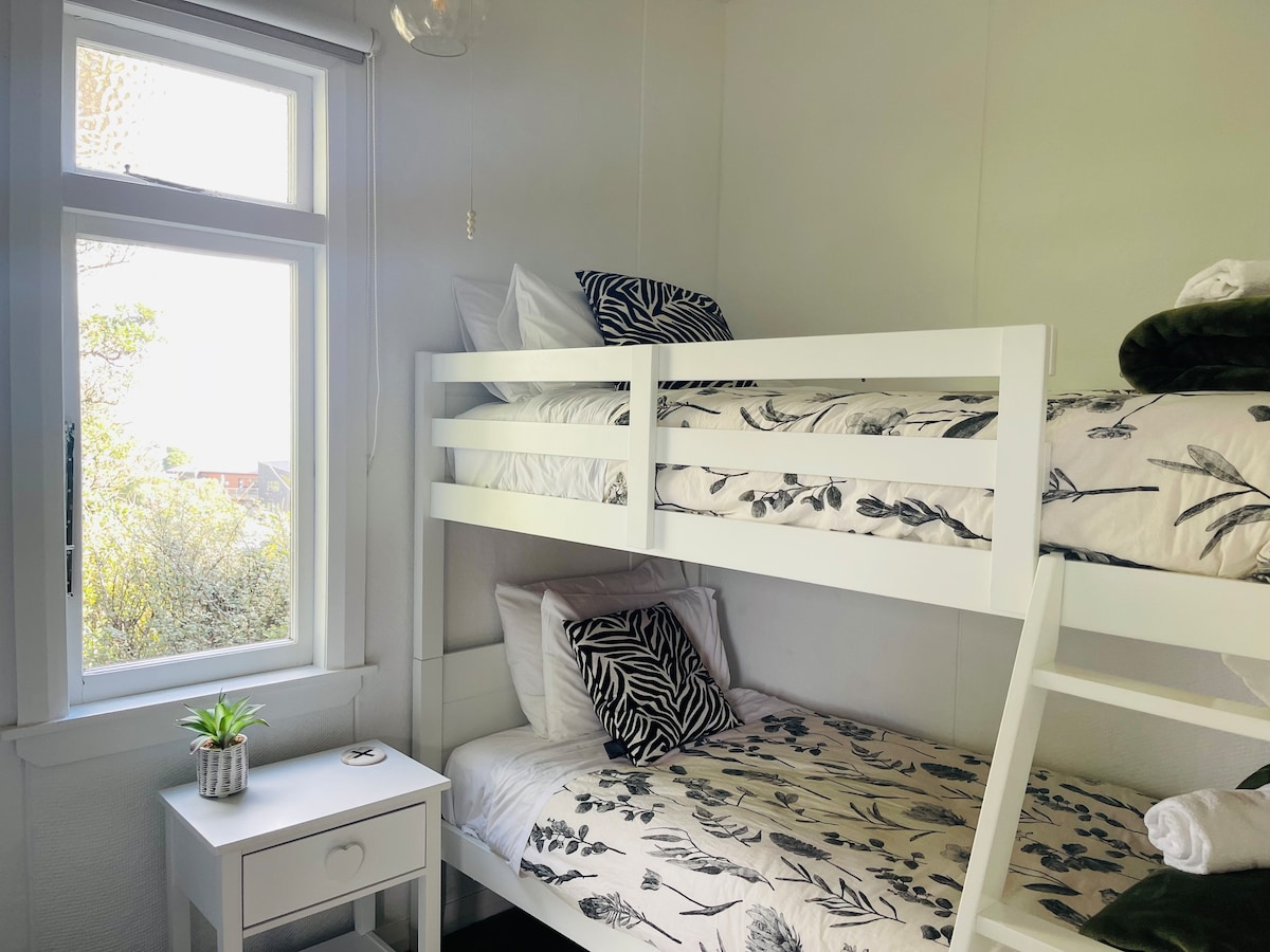 Спалня 3. Двуетажна стая за децата.  Приятна гледка към океана.