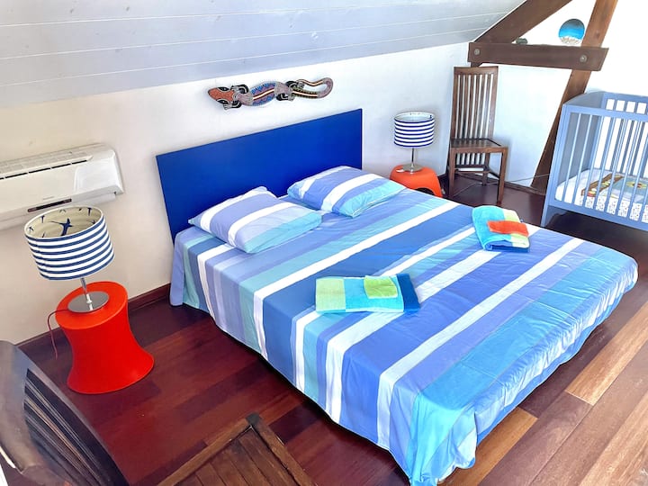 „Plava soba”, bračni krevet (160x200), krevet u bačvi, velika garderoba. 