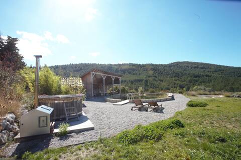 Large three bedroom guesthouse with mountain views