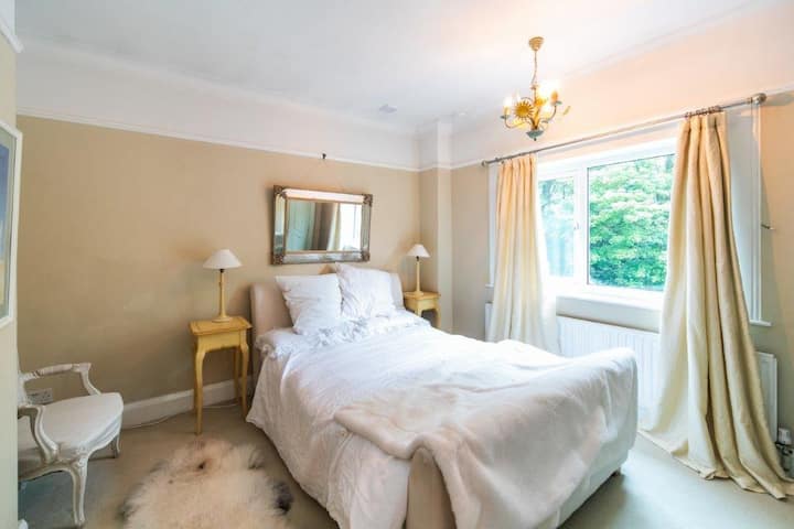 Discreet Gem In Malone Village, Queen Bed - Belfast