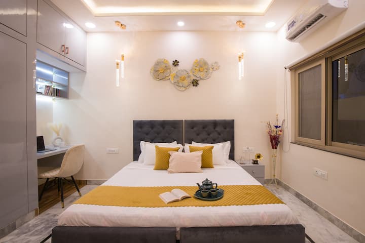 Chumba cha 2 cha kulala kinatoa vitanda viwili ambavyo vinaweza kupangwa kama kitanda cha watu wawili au single mbili ili kukidhi mahitaji yako. Inafaa kwa ajili ya kazi, ina eneo mahususi la kujifunza na uteuzi wa vitabu kwa ajili ya bibliophiles. AC kamili na taa inayoweza kurekebishwa.