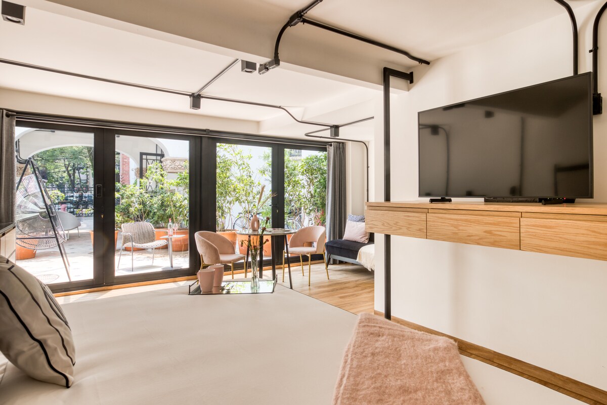 加大双人床和智能电视。