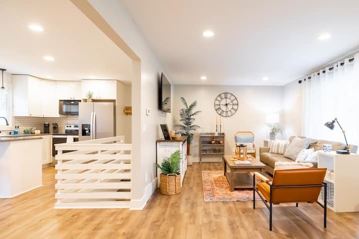 Affordable Luxury: 6 Beds, Pool, Playground - Kennedy Lake, Allendale