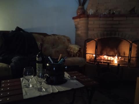 Top performing Airbnb: Retreat with swimming pool, fireplace, games, and gourmet area in Mairiporã