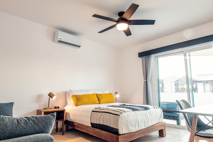 Dyshek i ri me shkumë memorie "Queen size". Divan i ri. Tavolinë pune. Ajër i kondicionuar i ri. Kjo dhomë ka qasje në tarracën e jashtme