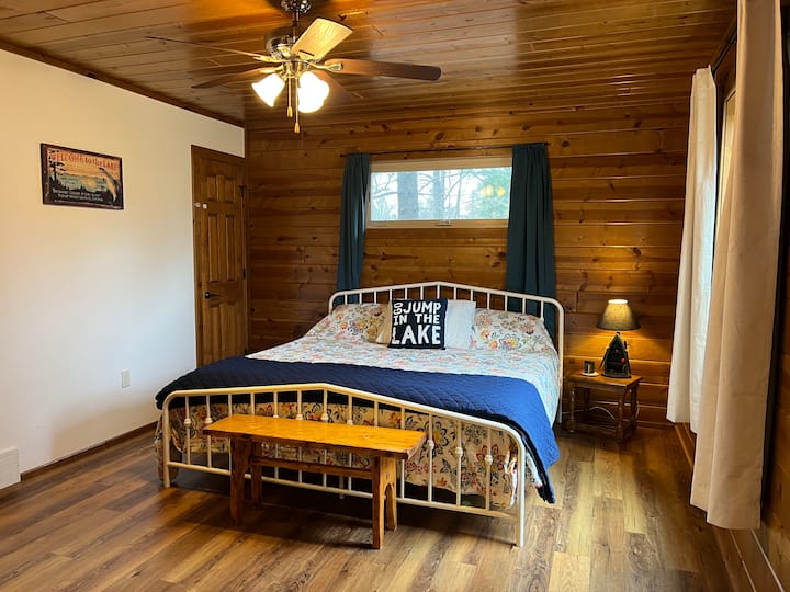 Dormitorio 1: principal, 1 cama king, 2 mesitas de noche, cortinas opacas, vestidor, ventilador de techo, televisor con Roku, baño completo privado.