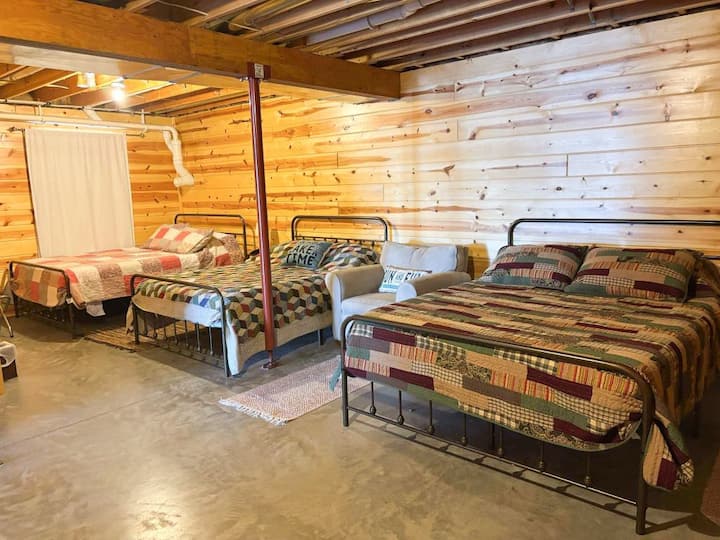 Dormitorio 3: 2 camas tamaño queen, 1 cama completa, 1 futón completo, concepto abierto (sin puerta), el nivel inferior tiene techo y pisos inacabados (con alfombras), baño completo.