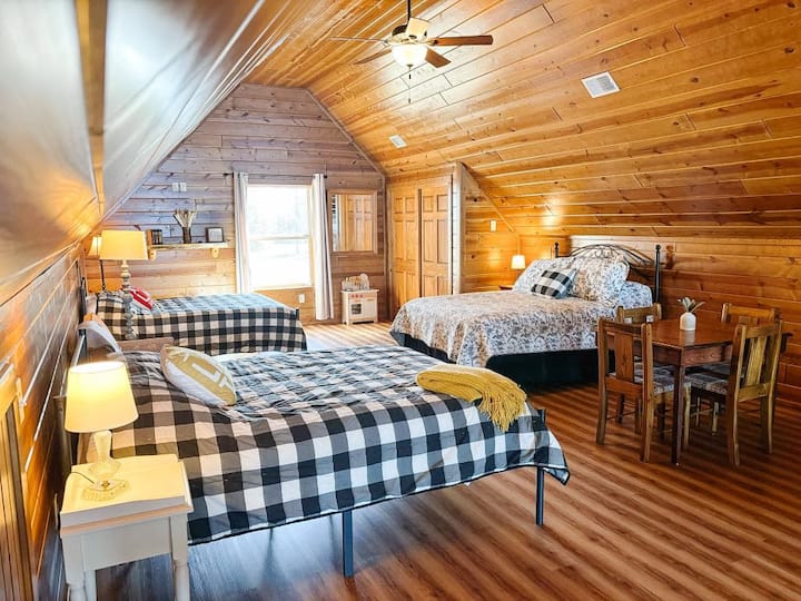 Dormitorio 2: loft (concepto abierto), 3 camas tamaño queen, mesitas de noche y lámparas, ventilador de techo, armario, mesa de juegos