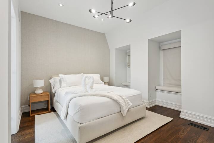 Luxury Home Yorkville-4bed4bath|Backyard|Parking gallery image 5