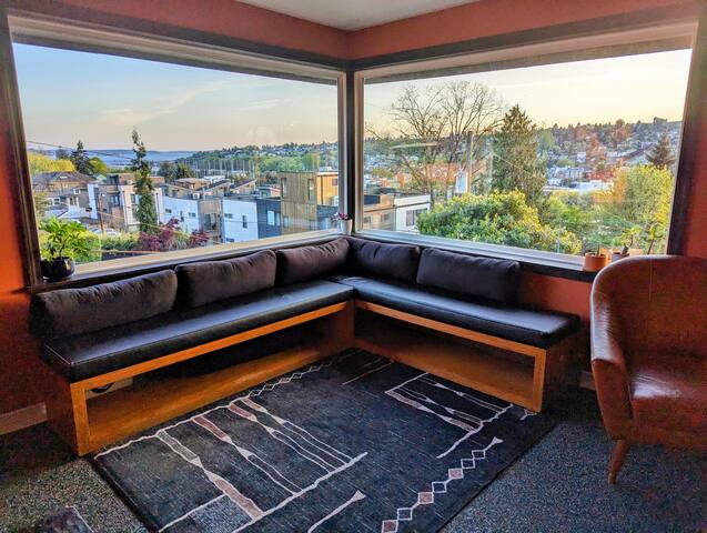 Beautiful Inside & Out · 4bd/2bath · AC! gallery image 3