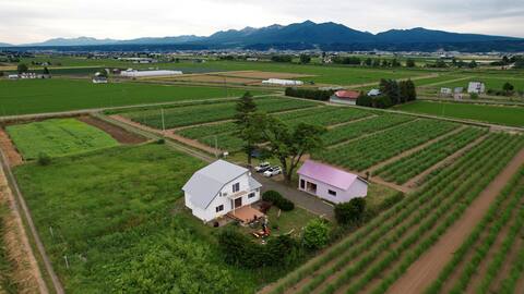 田園風景と暮らすデザイン一軒家/6名まで OK!【中富良野】/HOKKAIDO VILLA e2