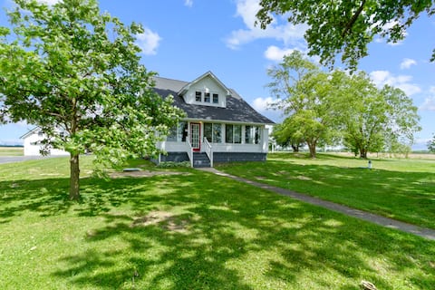 Cozy Farmhouse at Firefly Farm (Near Grand Park)