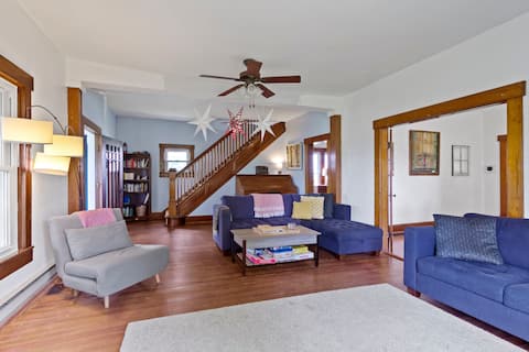 Cozy Farmhouse at Firefly Farm (Near Grand Park)