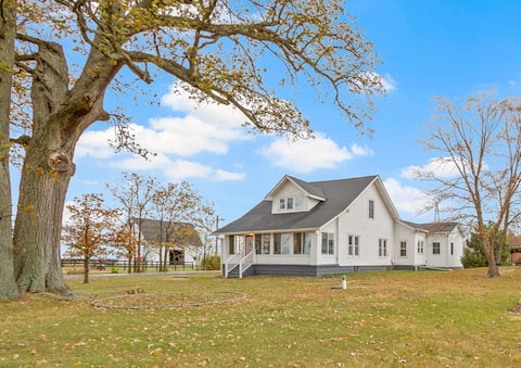 Cozy Farmhouse at Firefly Farm (Near Grand Park)