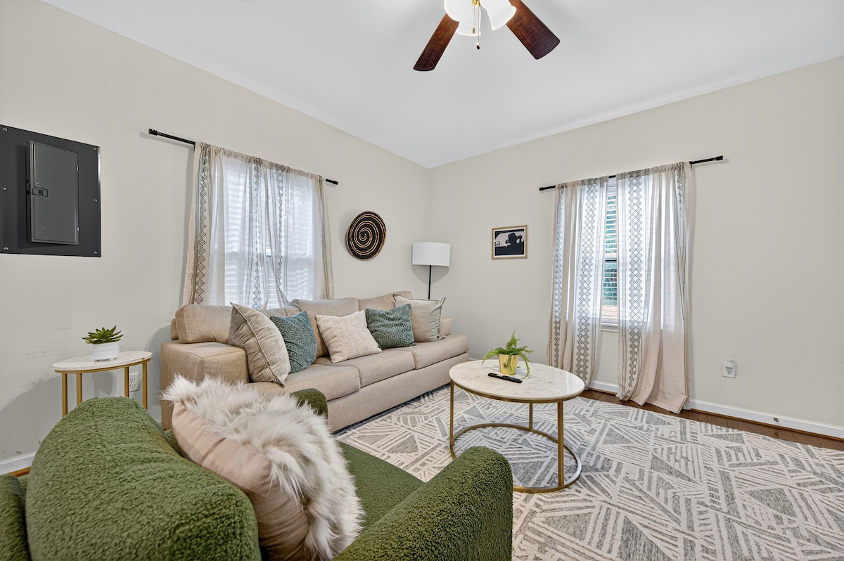 Udobnost i opuštenost na prvom katu Rosewood Flats Unit A.