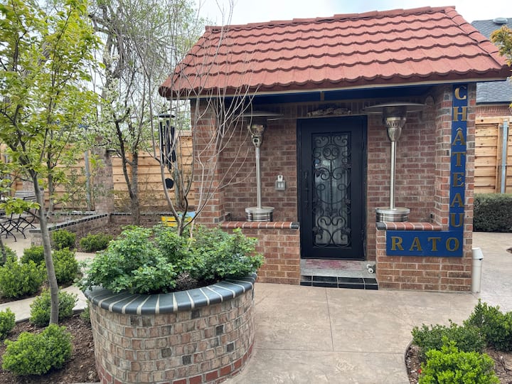 Château Rato Brick Cabin - Norman, OK