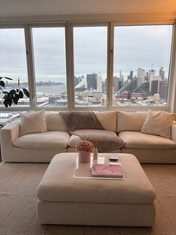 Lux Skyline/Water View 2 Bed Apt gallery image 2
