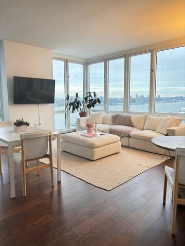 Lux Skyline/Water View 2 Bed Apt gallery image 5