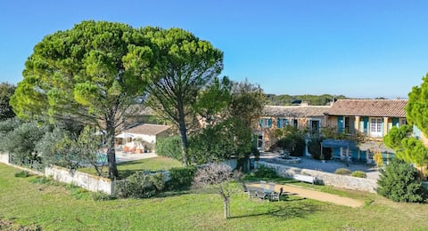 Provençal farmhouse in the heart of the vineyards